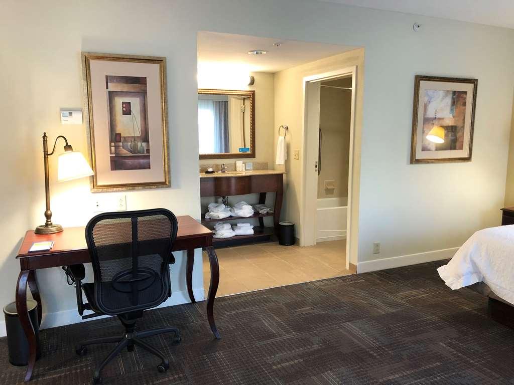 Hampton Inn & Suites Norfolk-Airport Room photo