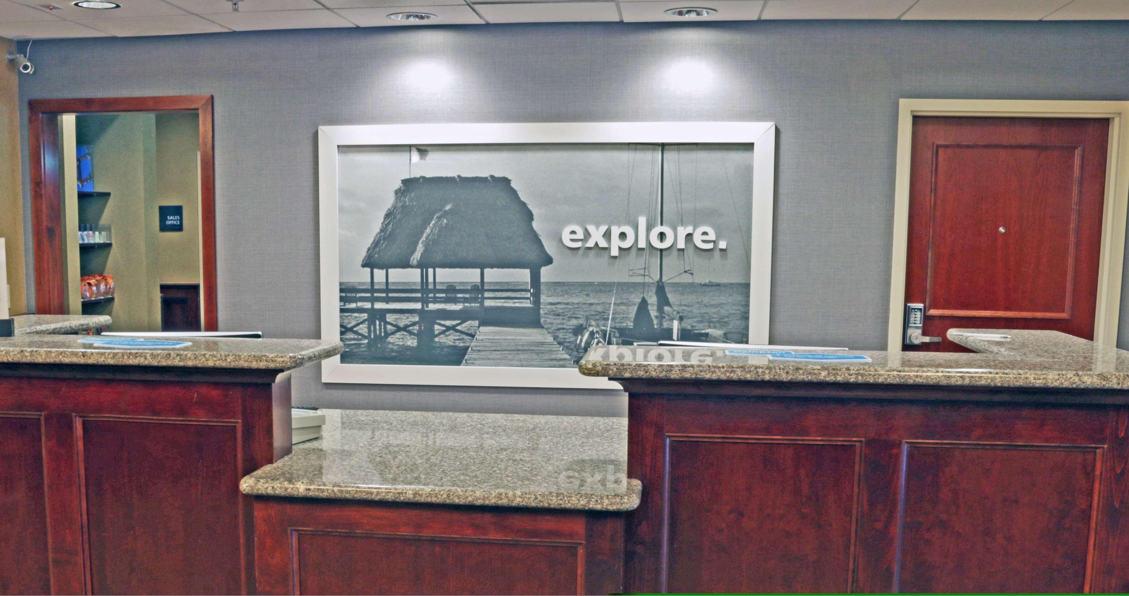 Hampton Inn & Suites Norfolk-Airport Exterior photo