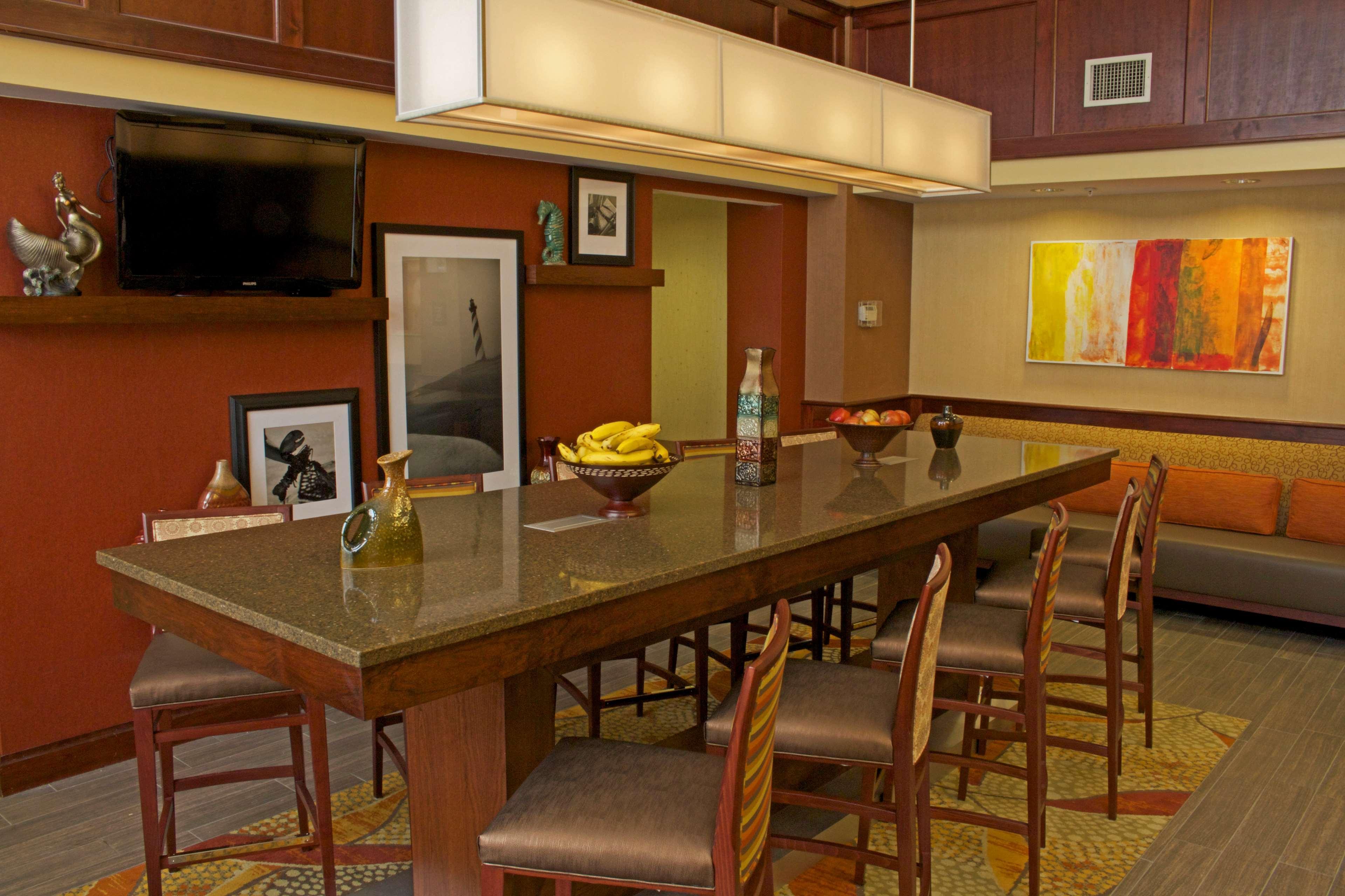 Hampton Inn & Suites Norfolk-Airport Exterior photo