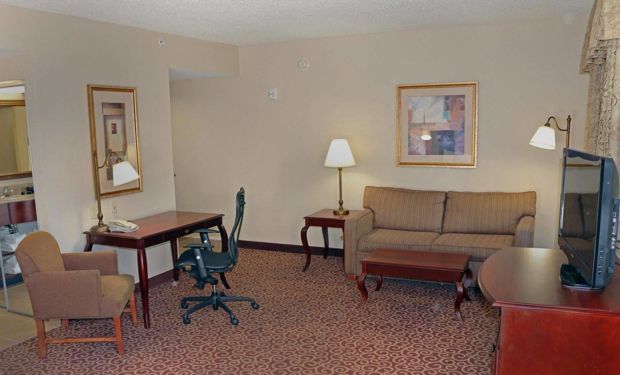 Hampton Inn & Suites Norfolk-Airport Exterior photo